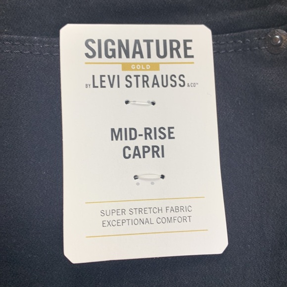 NWT - Levi's Mid-Rise Capri - Picture 2 of 4